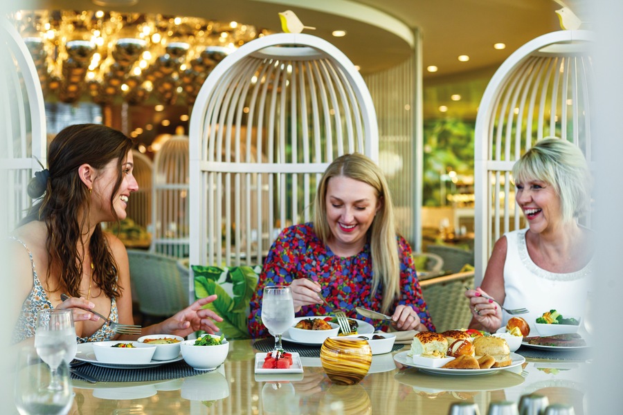 Royal Caribbean International, Symphony of the Seas, Solarium Bar 1, NMorley.jpg
